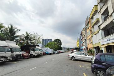 4 storey shop lot facing main road high visibility at Puchong Utama