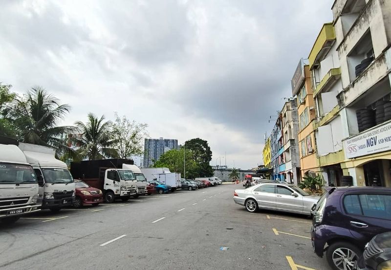 4 storey shop lot facing main road high visibility at Puchong Utama