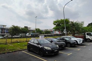 4 storey shop lot facing main road high visibility at Puchong Utama