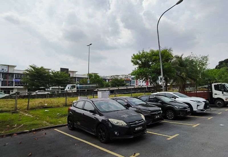 4 storey shop lot facing main road high visibility at Puchong Utama