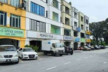 4 storey shop lot facing main road high visibility at Puchong Utama