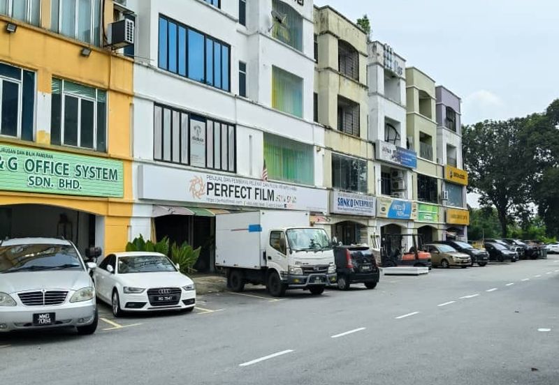 4 storey shop lot facing main road high visibility at Puchong Utama
