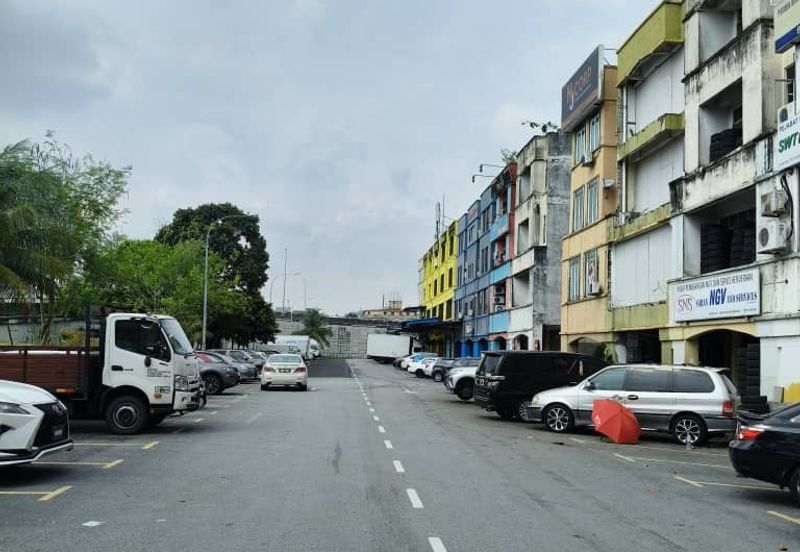 4 storey shop lot facing main road high visibility at Puchong Utama