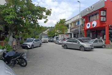 Bandar Puteri 5 shop lot 1.5 storey 