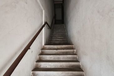 4 storey shop lot facing main road high visibility at Puchong Utama