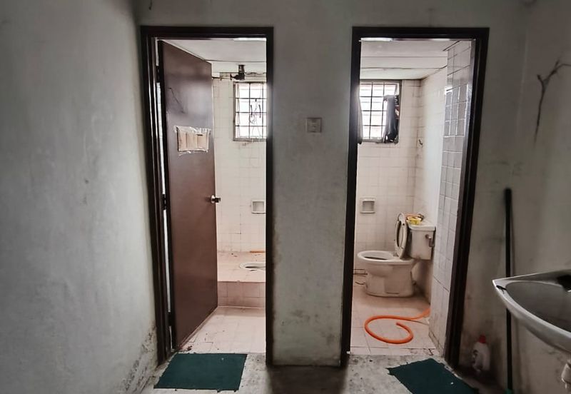 4 storey shop lot facing main road high visibility at Puchong Utama