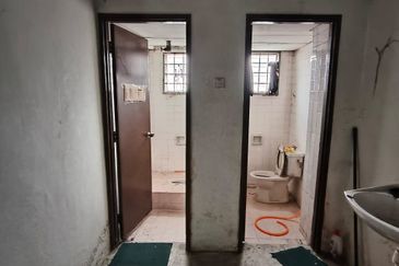 4 storey shop lot facing main road high visibility at Puchong Utama