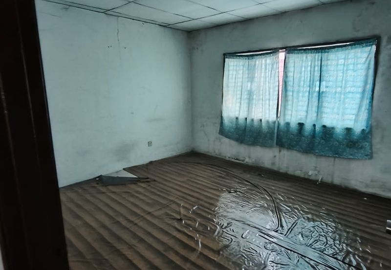 4 storey shop lot facing main road high visibility at Puchong Utama