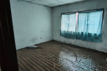 4 storey shop lot facing main road high visibility at Puchong Utama