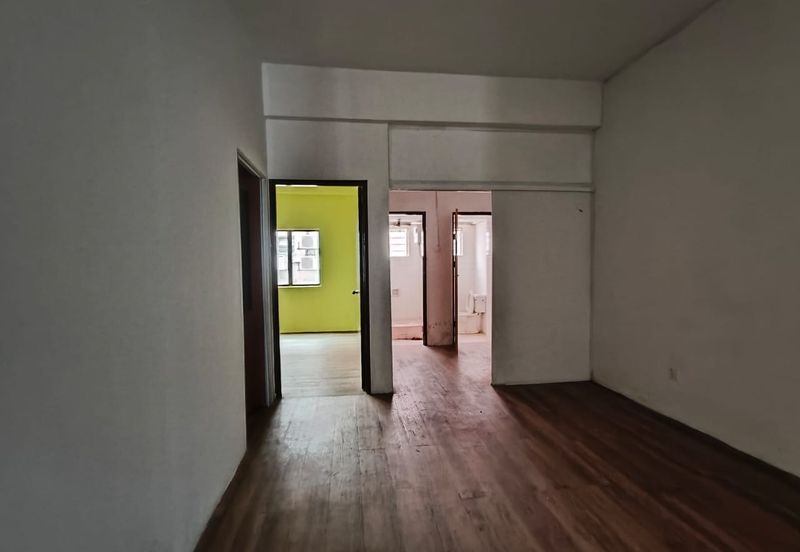 4 storey shop lot facing main road high visibility at Puchong Utama