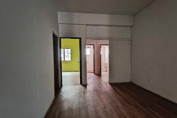 4 storey shop lot facing main road high visibility at Puchong Utama