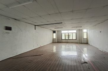 4 storey shop lot facing main road high visibility at Puchong Utama