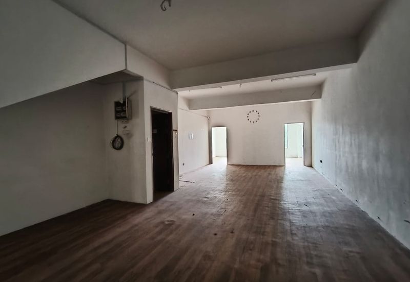 4 storey shop lot facing main road high visibility at Puchong Utama