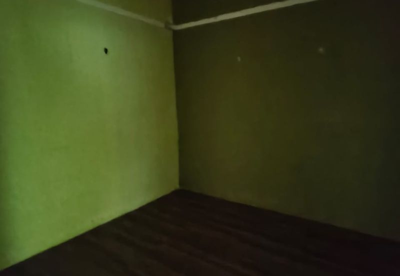 4 storey shop lot facing main road high visibility at Puchong Utama