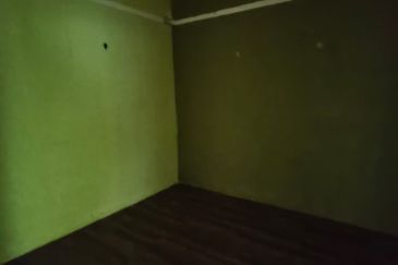 4 storey shop lot facing main road high visibility at Puchong Utama