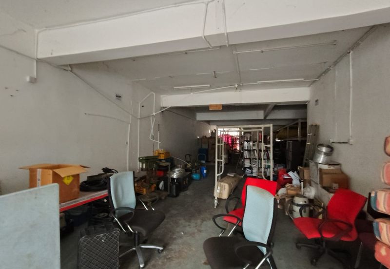 4 storey shop lot facing main road high visibility at Puchong Utama