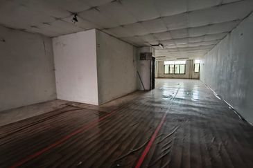 4 storey shop lot facing main road high visibility at Puchong Utama