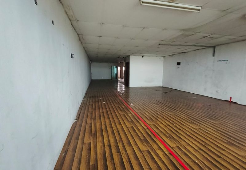 4 storey shop lot facing main road high visibility at Puchong Utama