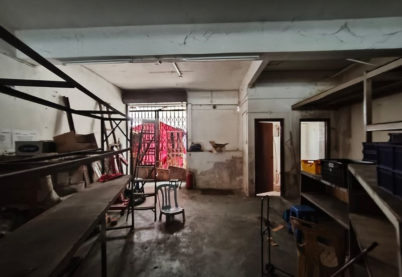 4 storey shop lot facing main road high visibility at Puchong Utama