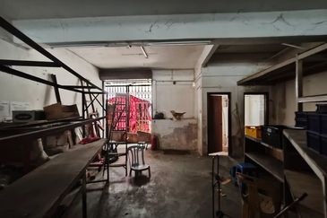 4 storey shop lot facing main road high visibility at Puchong Utama
