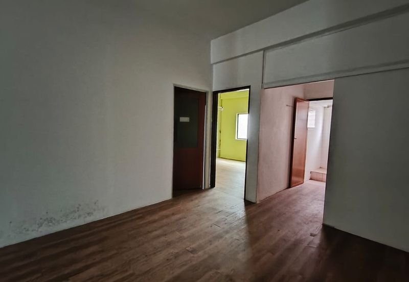 4 storey shop lot facing main road high visibility at Puchong Utama