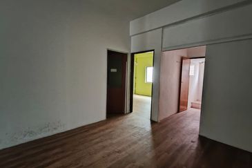 4 storey shop lot facing main road high visibility at Puchong Utama