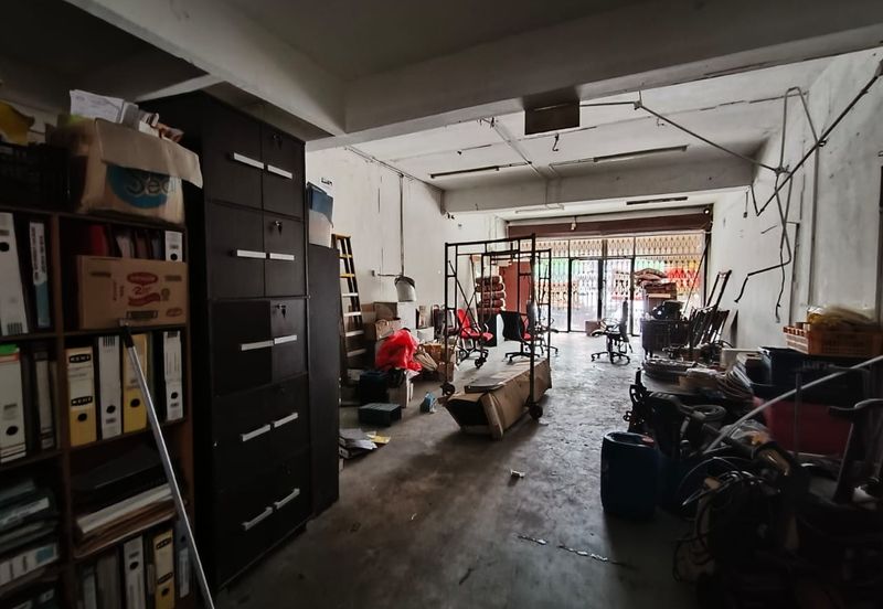 4 storey shop lot facing main road high visibility at Puchong Utama