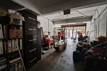 4 storey shop lot facing main road high visibility at Puchong Utama