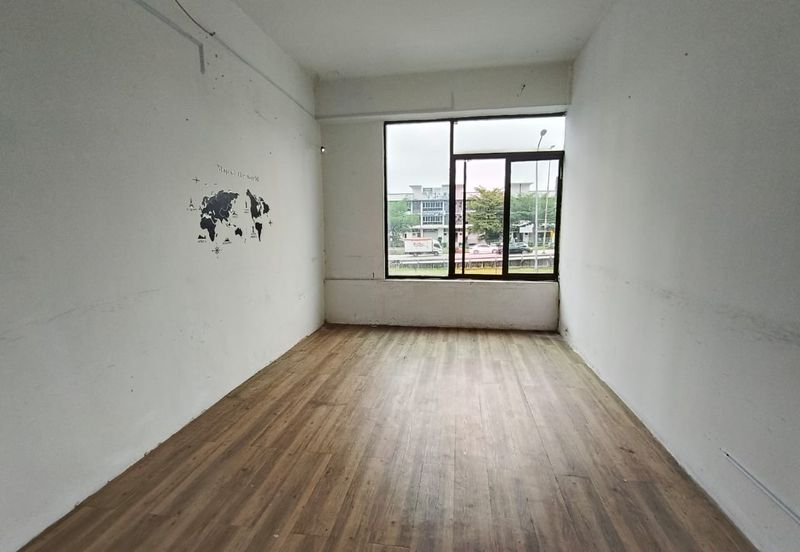 4 storey shop lot facing main road high visibility at Puchong Utama