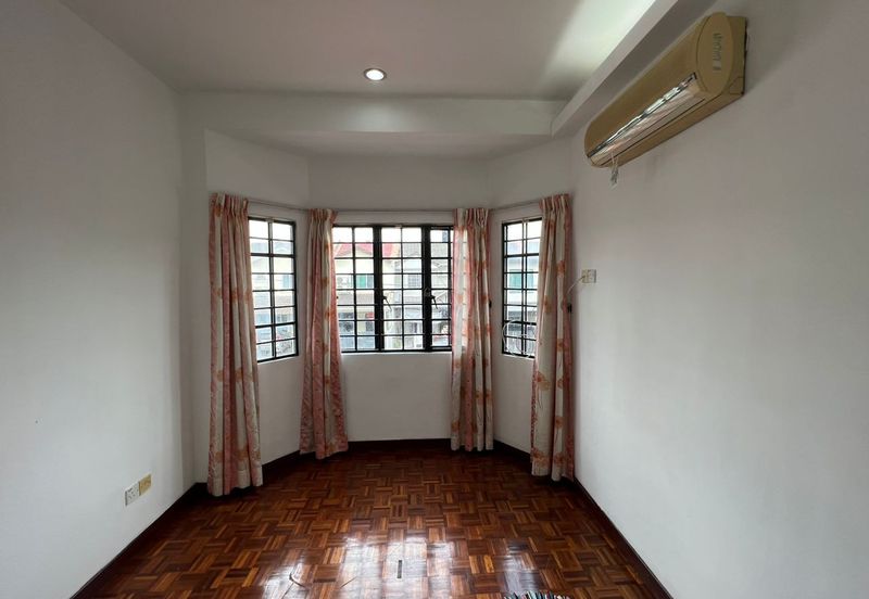 Bandar Sunway PJS 10 double storey house fully extended renovated move in condition 