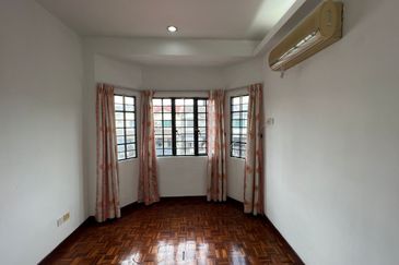 Bandar Sunway PJS 10 double storey house fully extended renovated move in condition 