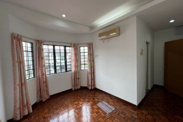 Bandar Sunway PJS 10 double storey house fully extended renovated move in condition 