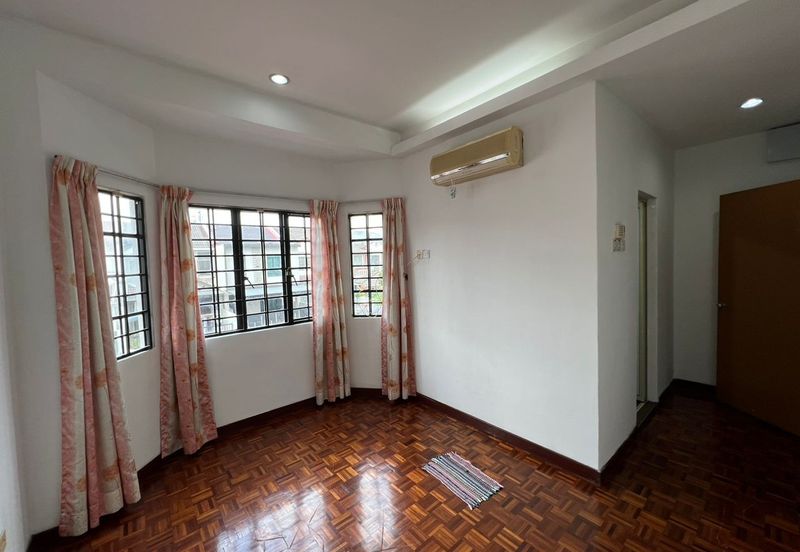 Bandar Sunway PJS 10 double storey house fully extended renovated move in condition 