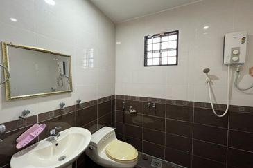 Bandar Sunway PJS 10 double storey house fully extended renovated move in condition 