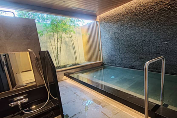 KL fully furnished services suite nice renovation ready move in near lrt business area