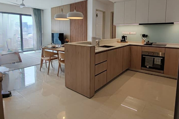 KL fully furnished services suite nice renovation ready move in near lrt business area