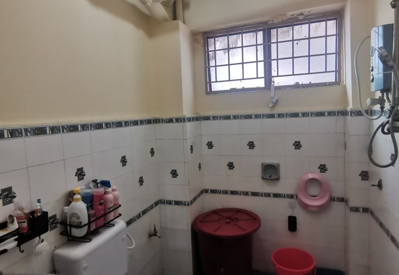 Sunway partially furnished apartment near pyramid kayang apartment