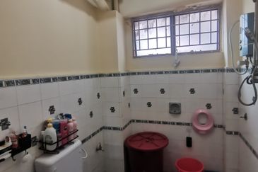 Sunway partially furnished apartment near pyramid kayang apartment