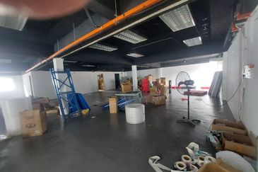 Warehouse cum with office in petaling jaya 227 pj ceiling height 26ft