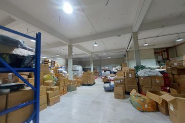 Warehouse cum with office in petaling jaya 227 pj ceiling height 26ft