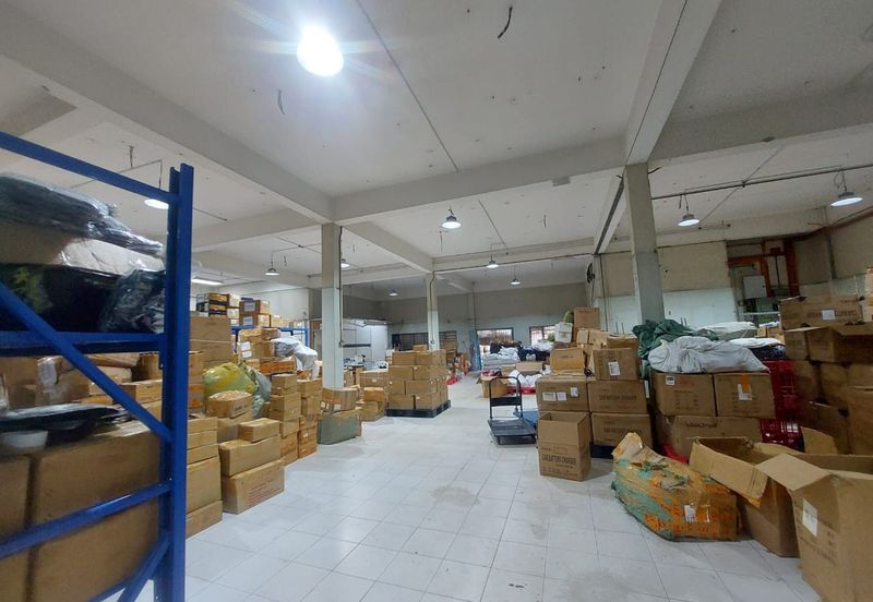 Warehouse cum with office in petaling jaya 227 pj ceiling height 26ft
