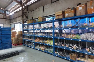 Warehouse cum with office in petaling jaya 227 pj ceiling height 26ft