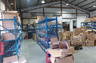 Warehouse cum with office in petaling jaya 227 pj ceiling height 26ft