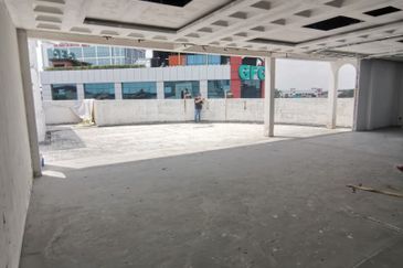 Highly Visible Commercial Building Corner Lot in Kalng