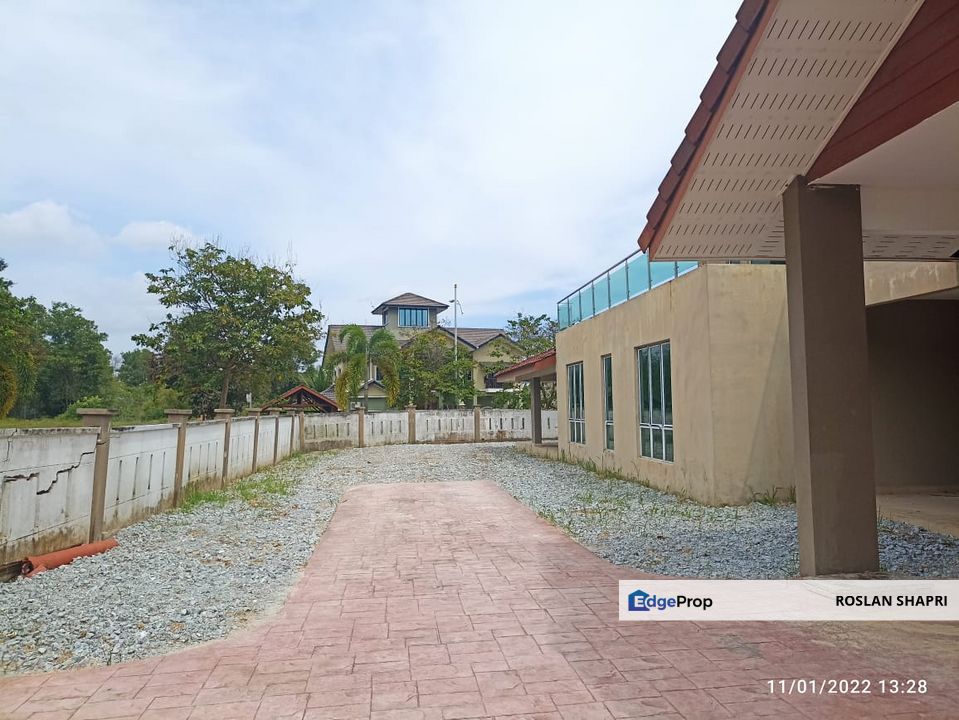 SEPANG F1 - BANDAR ENSTEK - Largest 13,380 sft Bungalow Land + 2 Storey Bungalow with CCC, Negeri Sembilan, Seremban