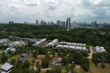 Perdana Lakeview East