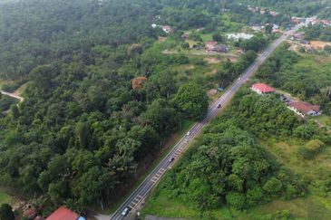 6.35 EKAR - Tanah Pertanian Tepi Jalan dan Landai untuk Dijual Berhadapan Kolej Komuniti Rembau