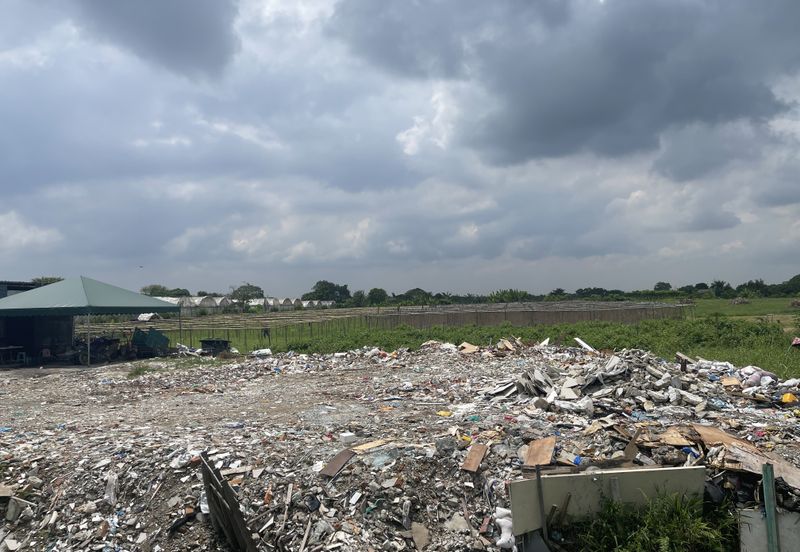 Jalan Sopan, Johan Setia