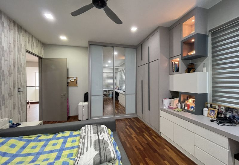 Palmiera @ Kinrara Residence, End lot with large land and kitchen extended