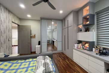 Palmiera @ Kinrara Residence, End lot with large land and kitchen extended